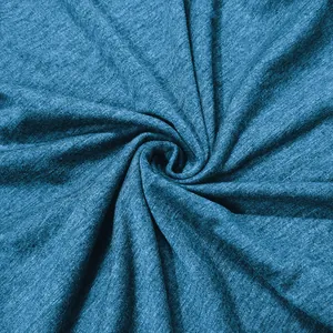 Detailopname van blauwe gemêleerde gebreide stoftextuur voor herenpolo's.