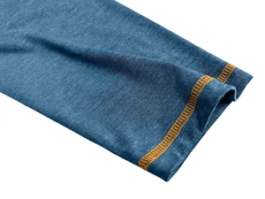 Macro-opname van de blauwe poloshirt-manchet met hoogwaardige oranje contraststiksels