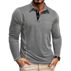 Detailopname van grijs poloshirt met lange mouwen, contraststiksel en een borstzakje