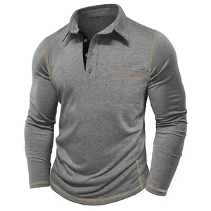 Gedetailleerde weergave van het grijze poloshirt met lange mouwen en borstzak