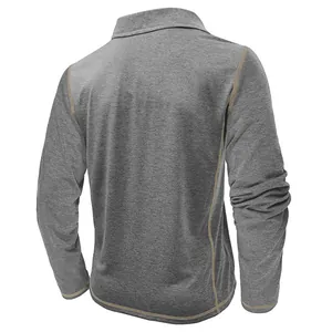 Achteraanzicht van grijs poloshirt met lange mouwen en contraststiksels