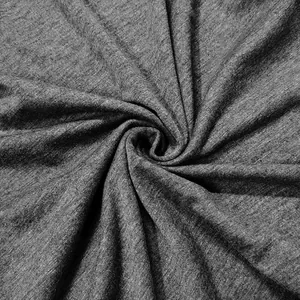 Macro-opname van grijze gemêleerde jersey stof met zachte textuur en fijne gebreide details