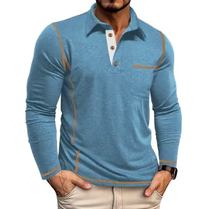Detail van een blauw poloshirt met lange mouwen en contraststiksels op een mannelijk model.