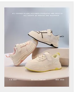 Vista dettagliata di sneaker bianche per bambini con accenti rosa nero e giallo