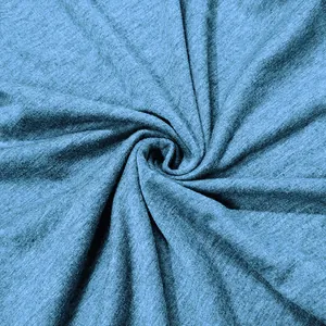 Close-up van blauwe gemêleerde jersey stof voor heren poloshirt met zachte textuur