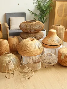 Collectie handgemaakte bamboe en rotan lampenkappen in diverse klassieke vormen