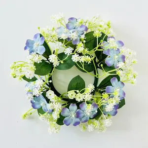 Vista dall'alto della ghirlanda di fiori artificiali con boccioli viola e bianchi decorativi