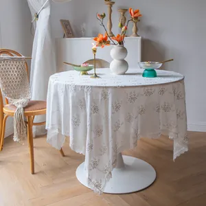 Élégante nappe en dentelle blanche rétro française avec broderie florale sur table ronde