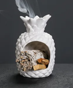 Detailopname van witte ananas keramische wierookbrander voor Palo Santo wierookstokjes