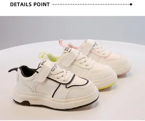 Vista dettagliata di tre paia di sneakers bianche per bambini in diversi colori
