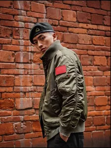 Giacca bomber classica MA-1 da uomo verde oliva con tasche militari e collo alto sportivo.