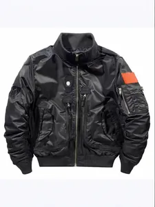Giacca da volo militare classica MA-1 nera con design multi-tasca e patch tattiche in velcro.