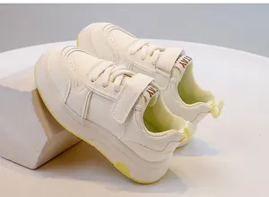 Scarpe sportive per bambini bianco crema premium con accenti gialli e cinturini in velcro