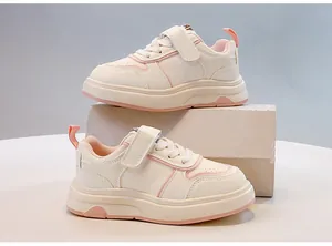 Vista laterale di scarpe sportive comode bianche e rosa per bambini con chiusura velcro