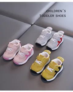 Draufsicht auf drei Paar Lauflernschuhe für Kleinkinder in den Farben Rosa, Grau und Gelb.