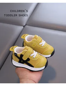 Detailansicht gelber atmungsaktiver rutschfester Wildleder-Lauflernschuhe für 1-3 J.