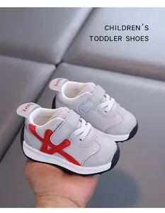 Nahaufnahme von atmungsaktiven rutschfesten Lauflernschuhen in Grau und Rot für Babys