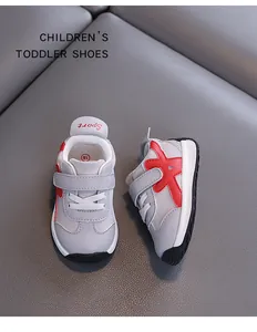 Detailansicht atmungsaktiver grauer Kleinkind-Sneaker mit rotem Stern und Klettverschluss