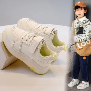 Sneaker casual per bambini bianco crema versatili con chiusura a velcro e suola spessa