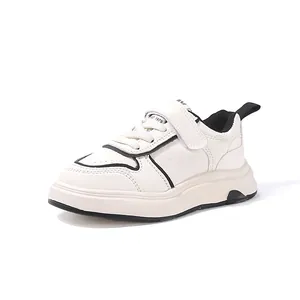 Scarpe sportive bianche per bambini con accenti neri e chiusura in velcro