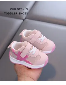 Detailaufnahme von rosafarbenen, atmungsaktiven Lauflernschuhen für Kleinkinder mit Klettverschluss.