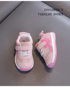Detailansicht der rosa atmungsaktiven Wildleder-Lauflernschuhe mit Klettverschluss