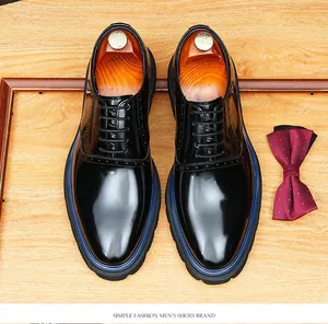 Vue de dessus de chaussures de ville noires brillantes avec nœud papillon et cadre