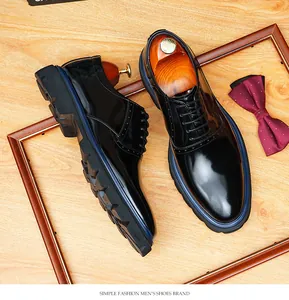 Vue détaillée de dessus des chaussures Oxford en cuir verni noir brillant pour hommes