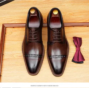 Vista superior de zapatos Oxford de cuero marrón con remaches plateados y puntera recta