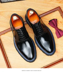 Gros plan de chaussures habillées noires brillantes pour hommes de style anglais chic