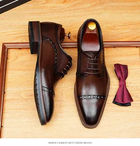 Vista superior detallada de zapatos Oxford de cuero marrón con remaches decorativos