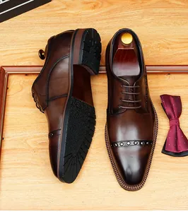 Primer plano de zapatos oxford de cuero marrón oscuro con detalles de remaches únicos