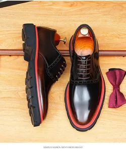 Détail macro de chaussures habillées en cuir marron brillant avec bord de semelle rouge
