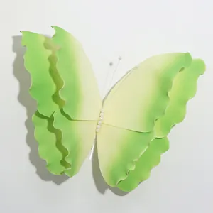 Vista ravvicinata di farfalla in schiuma 3D con sfumatura verde e corpo di perle