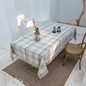 Elegante grau karierte Tischdecke aus Baumwollleinen mit weißen Quasten für Esstische