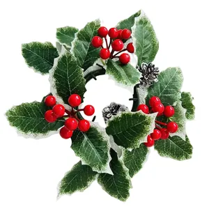 Corona de anillo para vela de Navidad con hojas de acebo, bayas rojas y piñas de pino