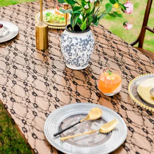 Vue détaillée d'une élégante nappe en dentelle florale noire lors d'un banquet