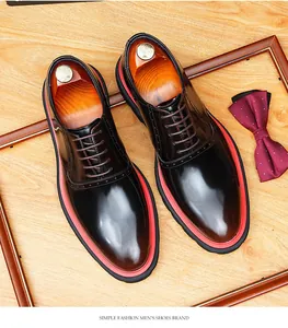 Vue de dessus de chaussures richelieu vernies pour hommes avec semelles rouges