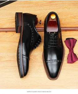 Vista detallada de zapatos Oxford de cuero negro con remaches elegantes y pajarita