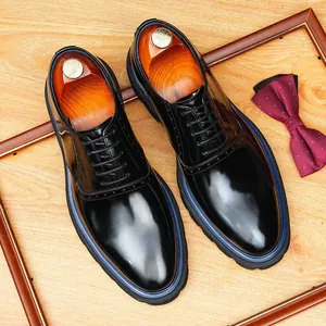 Chaussures habillées homme en cuir verni noir à bout pointu avec détails richelieu