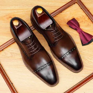 Elegantes zapatos oxford de cuero marrón oscuro para hombre con detalles de remaches a la moda