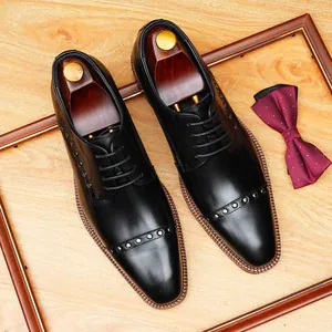 Zapatos Oxford de cuero negro con puntera y remaches para negocios formales y bodas.