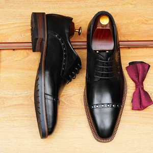 Elegantes zapatos Oxford de cuero negro para hombre con detalles únicos de remaches.