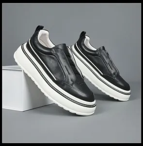 Μοντέρνα μαύρα δερμάτινα ανδρικά slip-on sneakers με χοντρή σόλα και λευκές ραφές
