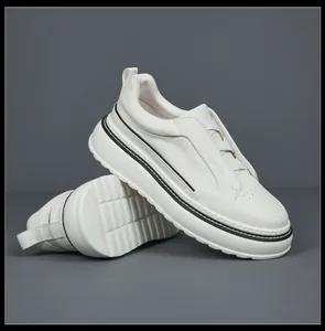 Κοντινό πλάνο λευκών δερμάτινων sneakers με χοντρή σόλα, τρύπες και κομψές μαύρες ρίγες