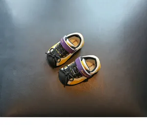 Detailansicht farbenfroher Lauflernschuhe für Babys mit weichen Sohlen und Klettverschluss.