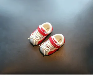 Detailansicht der rot-silbernen Baby-Lauflernschuhe mit weicher Sohle und Klettverschluss.
