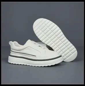 Λεπτομέρεια από λευκά δερμάτινα ανδρικά sneakers με πλατφόρμα και χοντρή αντιολισθητική σόλα