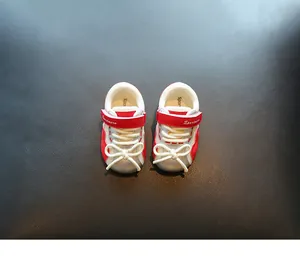 Rote und weiße Lauflernschuhe für Kleinkinder mit atmungsaktivem Mesh und Softsohle