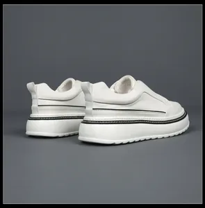 Πίσω όψη από λευκά δερμάτινα sneakers με πλατφόρμα και μαύρη ρίγα